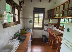 una cocina con fregadero y encimera en La casita en la playa, en Villa Gesell 11 fotos más