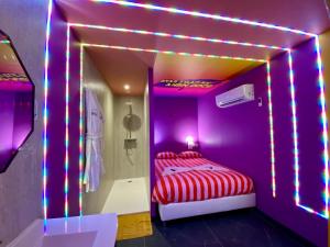 Katil atau katil-katil dalam bilik di Capsule Karaoke - Jacuzzi - Nintendo Switch 2 - Projecteur