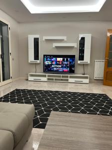 Μια τηλεόραση ή/και κέντρο ψυχαγωγίας στο Appartamento Santa House