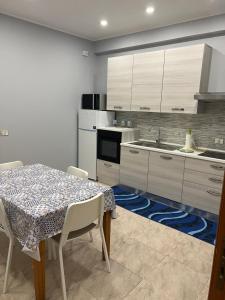 Η κουζίνα ή μικρή κουζίνα στο Appartamento Santa House