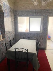 une salle à manger avec une table et une fenêtre dans l'établissement Hassania, à Azrou