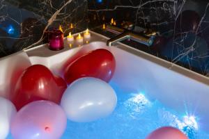 eine Badewanne mit Ballons und Kerzen in der Unterkunft Nid d'amour romantique in Corbeil-Essonnes