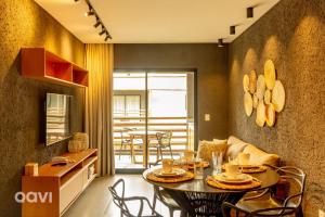 eine Küche und ein Esszimmer mit Tisch und Stühlen in der Unterkunft Villa Kamby na Rota Ecológica dos Milagres by Qavi in São Miguel dos Milagres