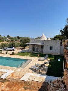 een villa met zwembad en huis bij Trullo il Querciolo in Ostuni