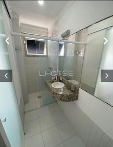 a bathroom with a sink and a mirror at Apartamento fantástico com linda vista lateral do mar in Balneário Camboriú