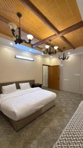 Un dormitorio con una cama grande en una habitación. en غرفتين نوم بإطلالة وسط ابها, en Abha