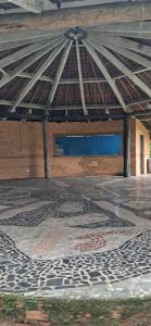 un edificio con techo y suelo de mosaico en Chácara Tauari, en Santo Antônio do Tauá 4 fotos más