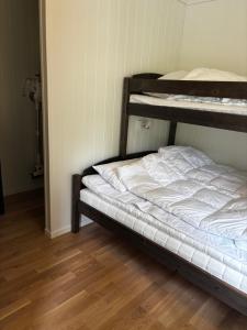a bedroom with two bunk beds with a wooden floor at Apartment Øvre Tråstølen - Voss in Vossevangen