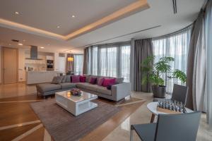 Alexandar Montenegro Luxury Suites & Spa في بودفا: غرفة معيشة مع أريكة وطاولة
