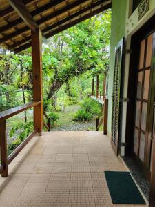 an entrance to a building with a walkway at Chalés Villa do Mar in Ubatuba