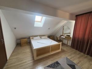 a small bedroom with a bed and a mirror at Hypnotic Boutique Pitesti in Piteşti