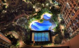 an overhead view of a building with a swimming pool at Shenzhen Bay Hisoar Hotel in Shenzhen