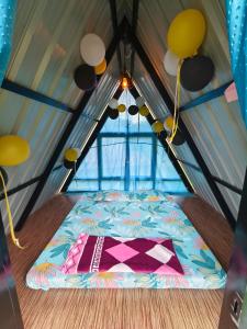 イェーラギリにあるCroft Yelagiri - glamping stayのユルトの部屋の中央にあるベッド