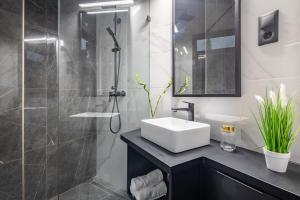 Ένα μπάνιο στο Ultra Central Modern Luxury