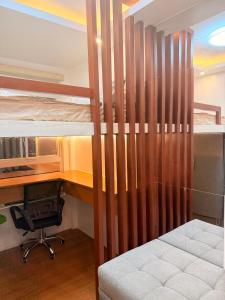 Ένα ή περισσότερα κρεβάτια σε δωμάτιο στο Cozy CondoVibe 2 BR Staycation near SM East Ortigas with Netflix! +42 φωτογραφίες