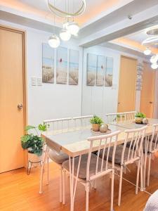 Φωτογραφία από το άλμπουμ του Cozy CondoVibe 2 BR Staycation near SM East Ortigas with Netflix! στη Μανίλα