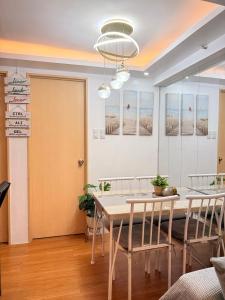 Χώρος καθιστικού στο Cozy CondoVibe 2 BR Staycation near SM East Ortigas with Netflix!