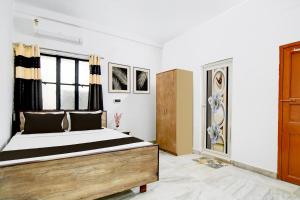 a bedroom with a large bed in a room at Hotel O SAFAR STAY in Kolkata
