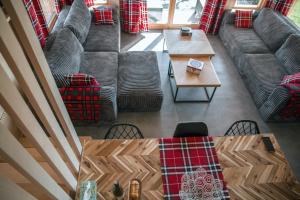 een woonkamer met banken, een tafel en stoelen bij Wygodno in Szlembark +115 foto's