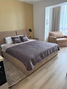 a bedroom with a large bed and a couch at Apartment Polyana Green Park in Polyana