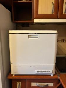 un four micro-ondes installé au-dessus d'un comptoir dans l'établissement Galina apartment, à Ruse 18 autres photos