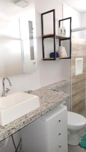 une salle de bain avec un lavabo et un miroir dans l'établissement Studio Barreto Leme Ap72, à Campinas 15 autres photos