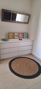 uma sala com um tapete redondo no chão em Agadir - Appartement vue mer et montagne em Agadir