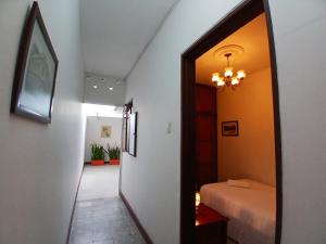 パルミラにあるApartamento Amplio y Cómodo en el centro de Palmiraの廊下(ベッド1台、鏡付) +6枚の写真