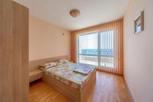una camera con un letto e una grande finestra di Panorama Kabakum Apartments - Free Parking a Golden Sands
