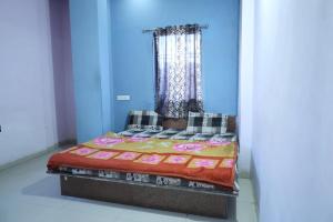 Una cama o camas en una habitación de Hotel Kamal Darshan