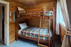 a bunk bed room with two bunk beds in a cabin at K1 Cottage in Greenville