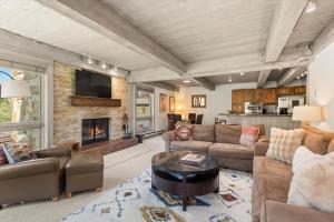 Ruang duduk di Enclave 211, Two Bedroom Condo in Snowmass Ski-In Ski-Out Condo with Shared Pool, Hot Tub, Gym, WiFi