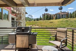 Balkoni atau teres di Enclave 211, Two Bedroom Condo in Snowmass Ski-In Ski-Out Condo with Shared Pool, Hot Tub, Gym, WiFi