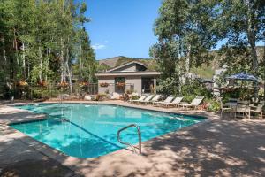 Kolam renang di atau dekat dengan Enclave 211, Two Bedroom Condo in Snowmass Ski-In Ski-Out Condo with Shared Pool, Hot Tub, Gym, WiFi