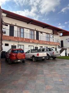 een groep auto's geparkeerd voor een gebouw bij Hotel la barranca 5 in Zacatlán
