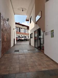 een lege hal van een gebouw met een parkeerplaats bij Hotel la barranca 5 in Zacatlán