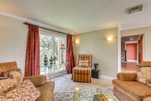 Χώρος καθιστικού στο Lakefront Houston House - 1 Mi to Space Center! +37 φωτογραφίες