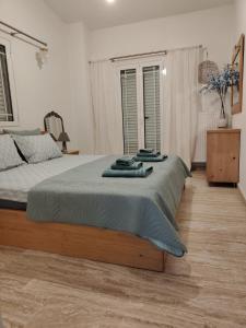 Ένα ή περισσότερα κρεβάτια σε δωμάτιο στο Helen's house in loutra