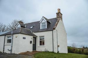 una casa blanca con una chimenea encima en Bramble Cottage, en Turriff 14 fotos más