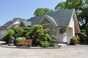 Το κτήριο όπου στεγάζεται  το κάμπινγκ