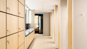 東京にあるOUR OUR - CAFE - MINIMAL HOTEL - Vacation STAY 57209vのバスルーム(シンク、シンク2台付)