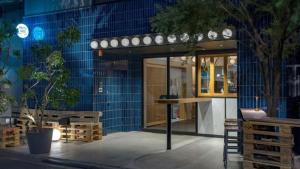 東京にあるOUR OUR - CAFE - MINIMAL HOTEL - Vacation STAY 57240vのカウンターが正面にある青い建物