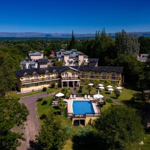 an aerial view of a mansion with a pool at Posada Yumei in Villa General Belgrano