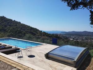 una piscina con vistas a la montaña en villa bormes les mimosas, en Bormes-les-Mimosas