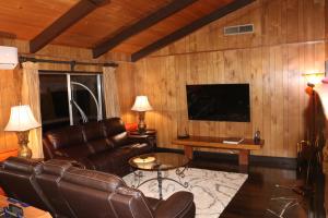 TV a/nebo společenská místnost v ubytování Serenity Vista Cabin