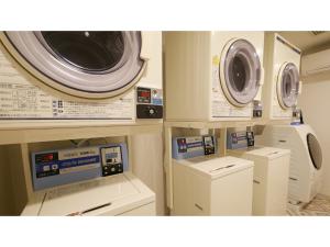uma lavandaria com duas arruelas e duas máquinas em Shinyokohama Kokusai Hotel - Vacation STAY 62807v em Yokohama