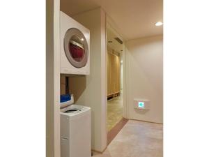 eine Waschküche mit Trockner und Waschmaschine in der Unterkunft ＳＥＫＫＡ ＳＨＩＲＥＴＯＫＯ - Vacation STAY 66952v in Shimatokkari