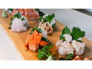 einen Teller mit Lebensmitteln verschiedener Gemüsearten in der Unterkunft ＳＥＫＫＡ ＳＨＩＲＥＴＯＫＯ - Vacation STAY 66952v in Shimatokkari