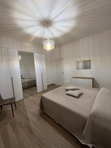 ジャルディーニ・ナクソスにあるAF Holiday Homesのベッドルーム1室(大型ベッド1台、天井付) +13枚の写真