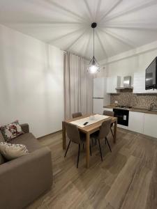 ジャルディーニ・ナクソスにあるAF Holiday Homesのテーブルとソファのあるリビングルーム
